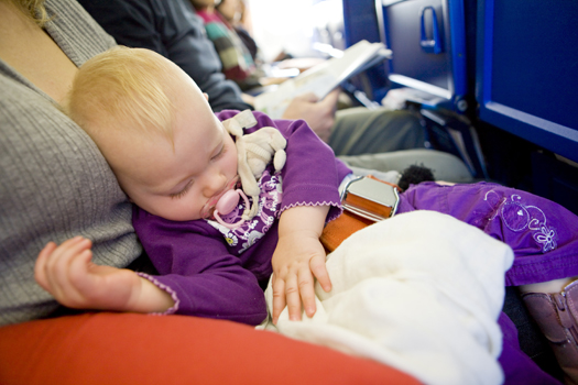бебе в самолет